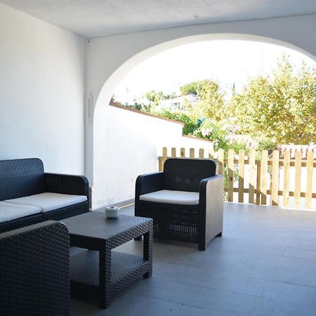 Lovely Bungalow For Four Close To Beach And City In Торевьиа Экстерьер фото