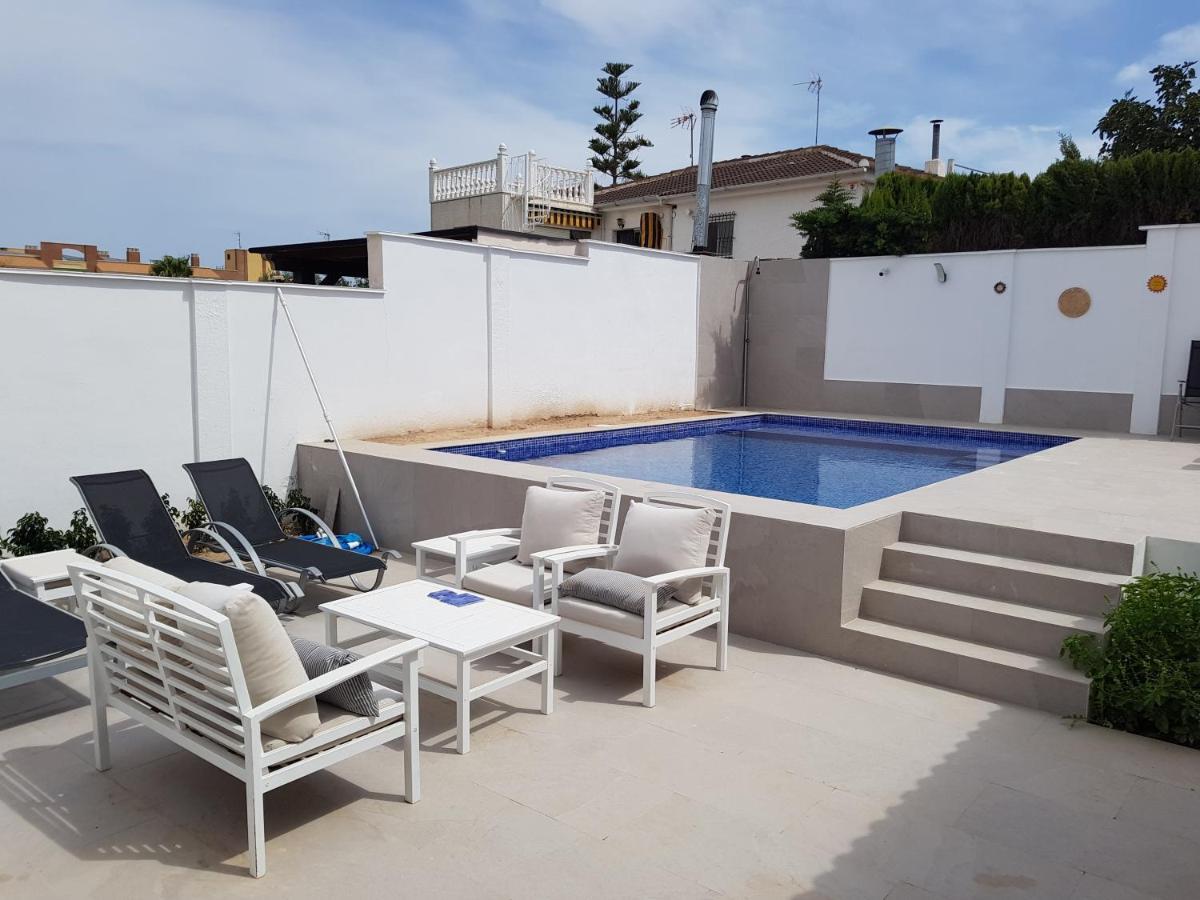 Lovely Bungalow For Four Close To Beach And City In Торевьиа Экстерьер фото