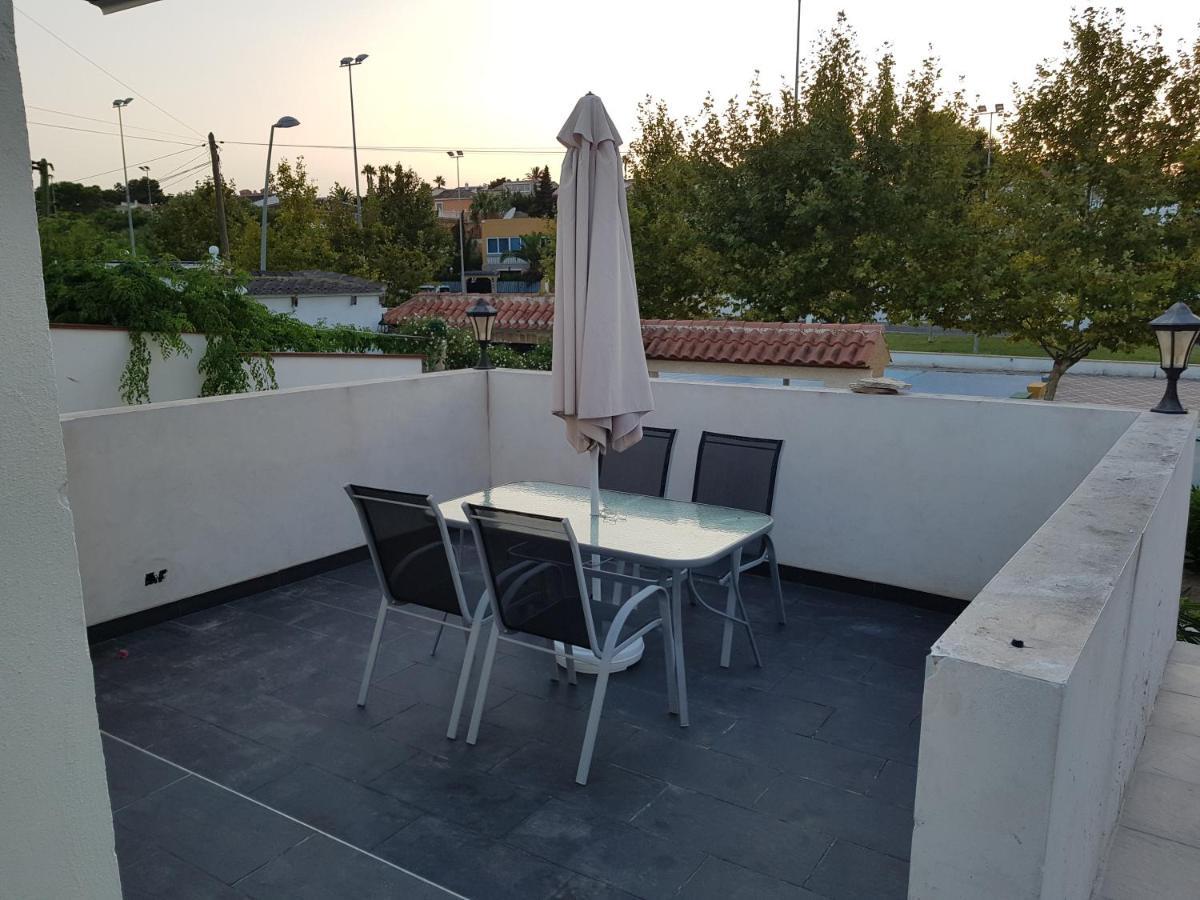 Lovely Bungalow For Four Close To Beach And City In Торевьиа Экстерьер фото