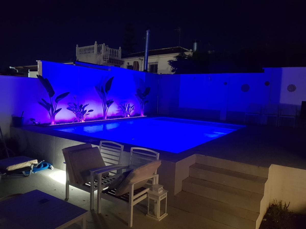 Lovely Bungalow For Four Close To Beach And City In Торевьиа Экстерьер фото